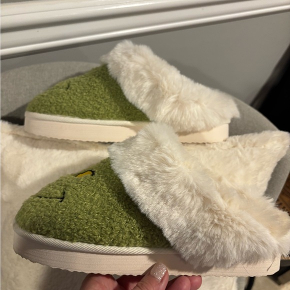 American Eagle Outfitters Green and White Grinch Slippers - Picture 10 of 11